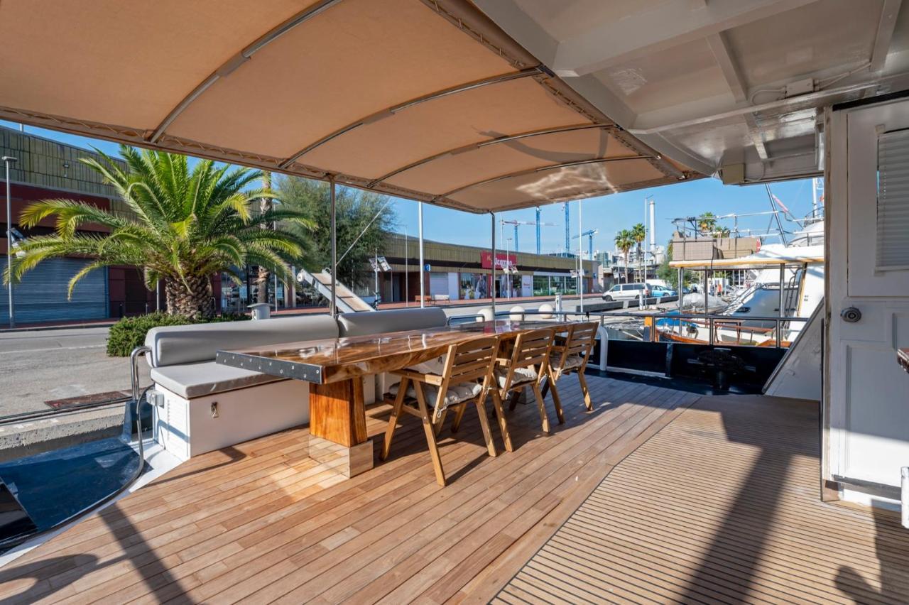 Luxury Boat Hotel Sant Adria de Besos Exterior photo