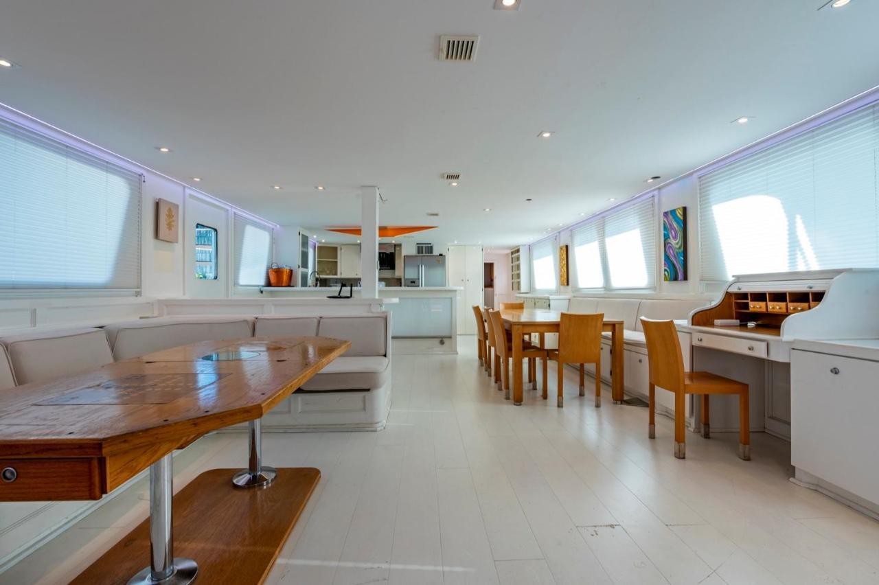 Luxury Boat Hotel Sant Adria de Besos Exterior photo