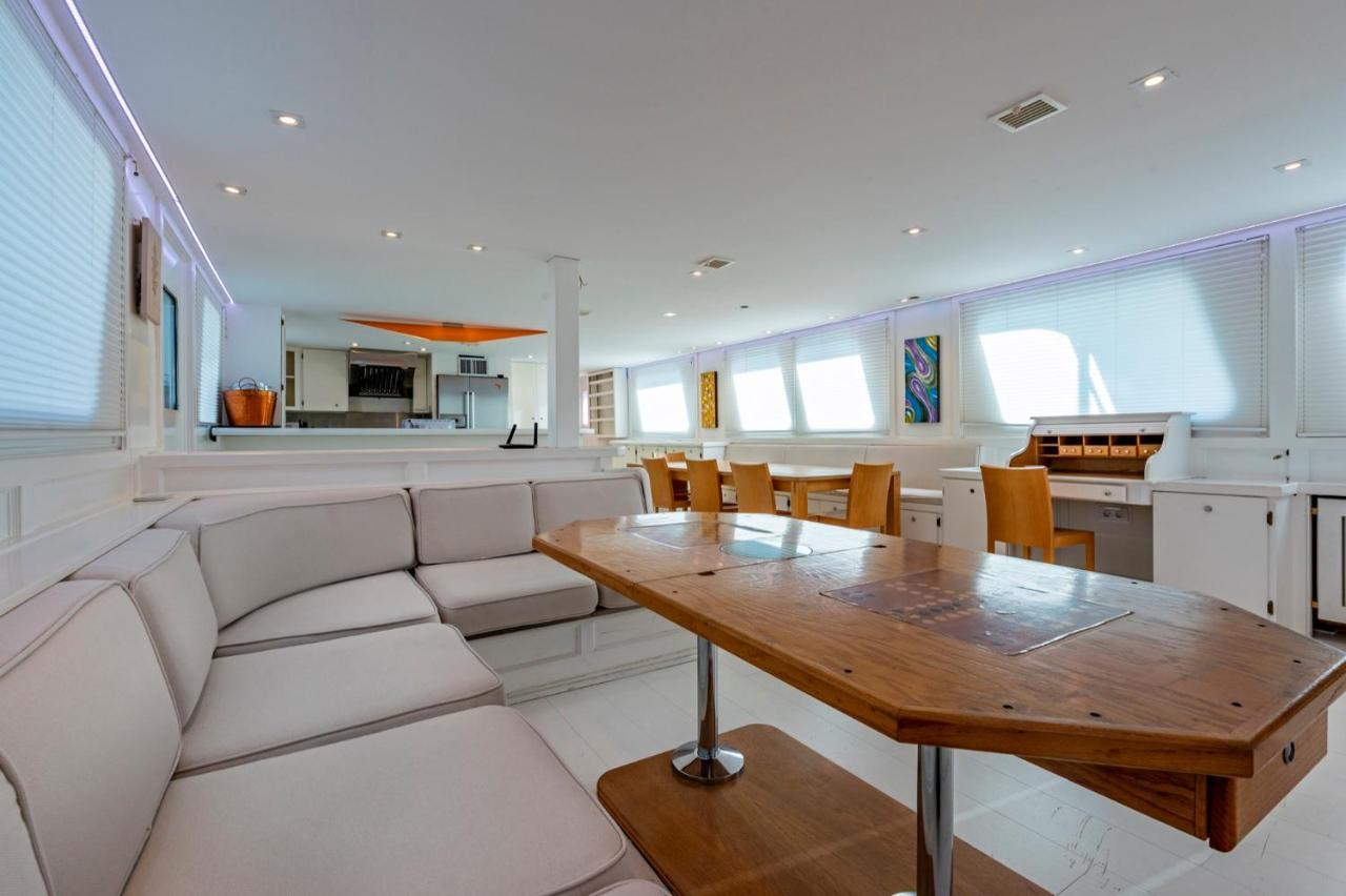 Luxury Boat Hotel Sant Adria de Besos Exterior photo