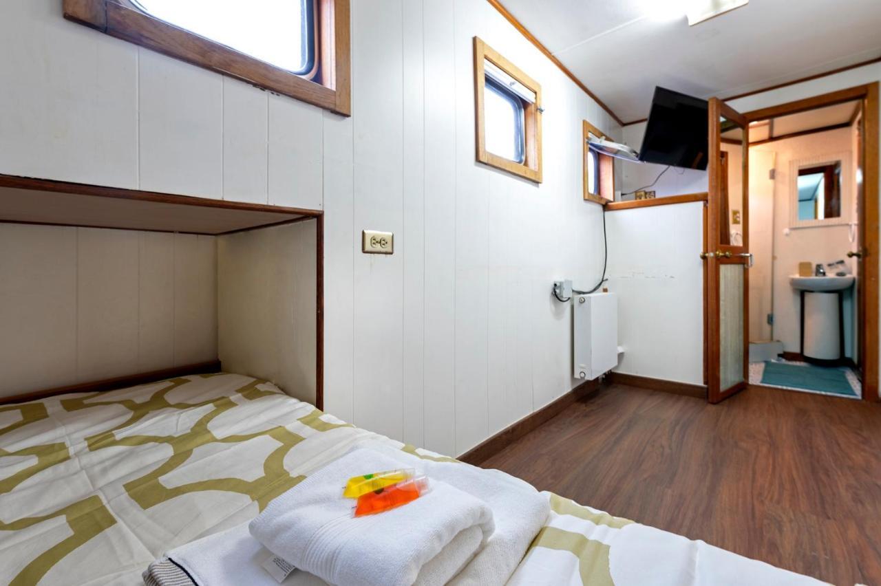 Luxury Boat Hotel Sant Adria de Besos Exterior photo