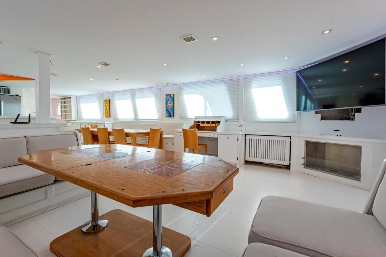 Luxury Boat Hotel Sant Adria de Besos Exterior photo
