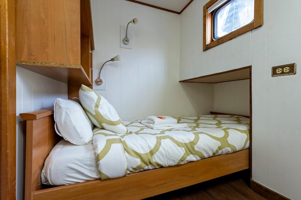 Luxury Boat Hotel Sant Adria de Besos Exterior photo