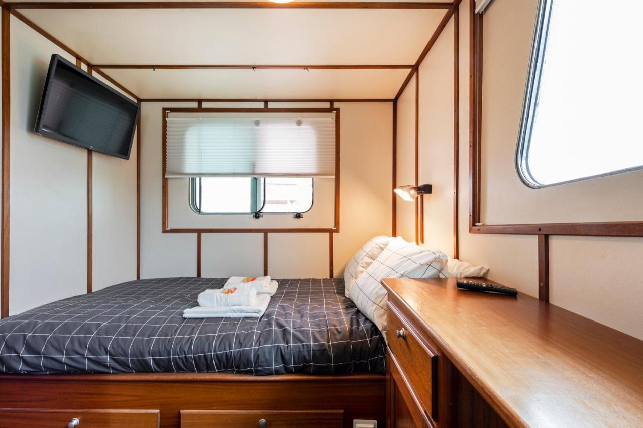 Luxury Boat Hotel Sant Adria de Besos Exterior photo