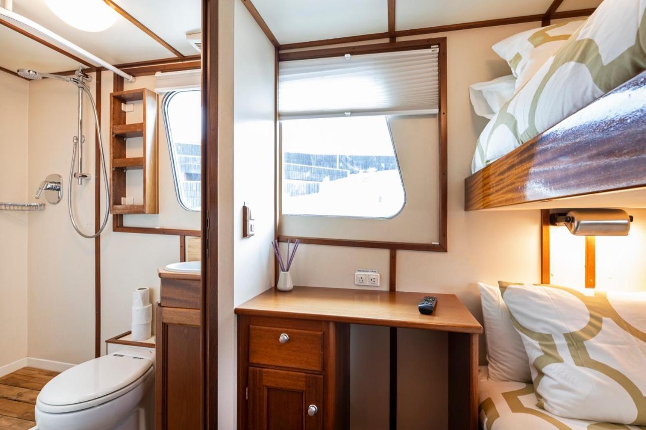 Luxury Boat Hotel Sant Adria de Besos Exterior photo