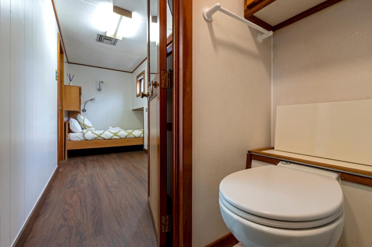 Luxury Boat Hotel Sant Adria de Besos Exterior photo